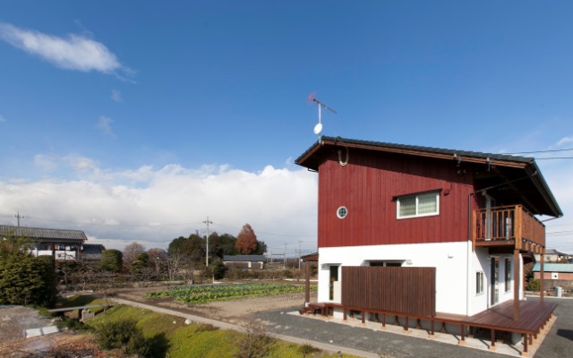 手づくりの家　自然素材　土間　足型　家族　　紅色弁柄　杉板貼り　登り棒　造作テーブル　大きな黒板　障子　続き間